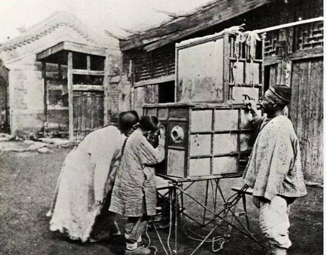 150多年前的中國，悠閑淡定的清朝官員，滿面微笑的地主婆