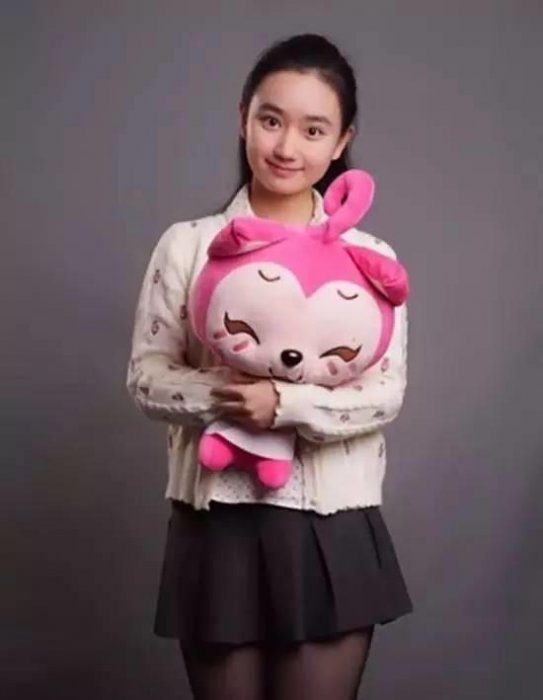 她是童星，和關曉彤一樣沒有長殘，如今是清華高材生