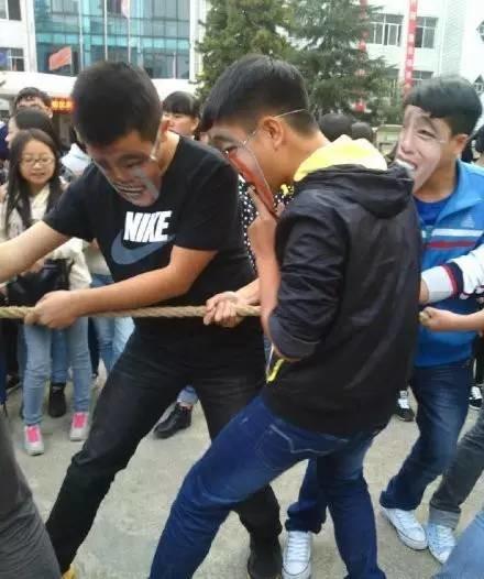 喪心病狂，教大家一個拔河必贏的絕招！