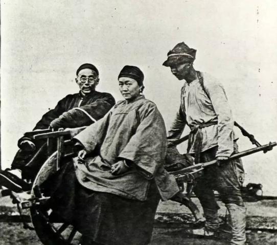 150多年前的中國，悠閑淡定的清朝官員，滿面微笑的地主婆