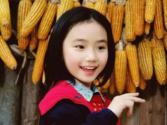 她是童星，和關曉彤一樣沒有長殘，如今是清華高材生