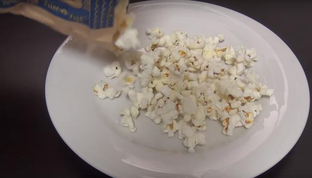 往紙袋裡倒入玉米，放進微波爐後就能做出美味的零食