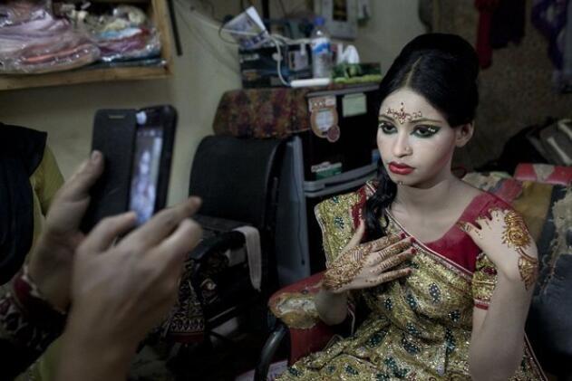 這個國家女孩早早出嫁,家長稱早結婚能避免性騷擾