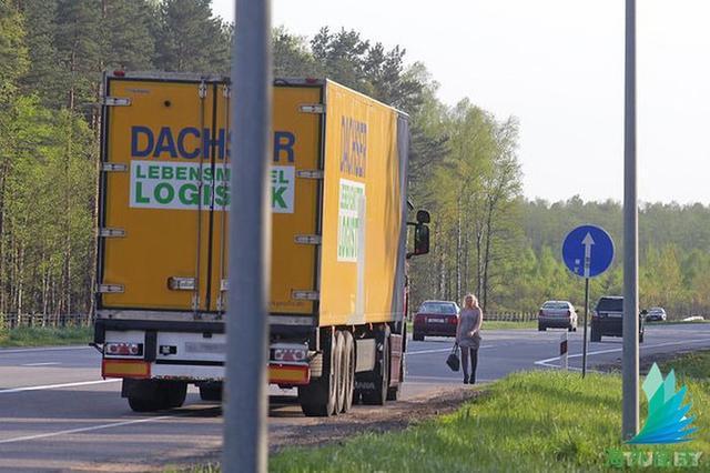 實拍白俄羅斯公路加油站徘徊女郎