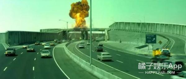 為拍追車戲建公路，拍完拆掉為100貧困戶建房子，這片你看過！