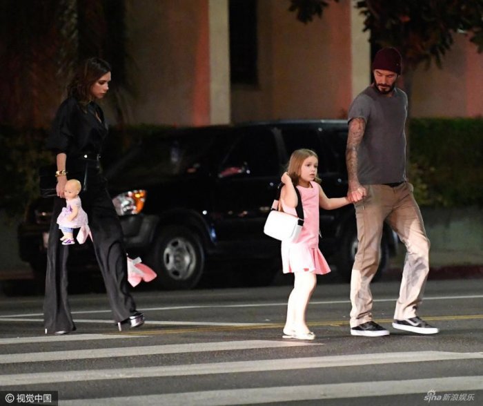 下地走！小七牽爸手過馬路 媽媽負責拎東西