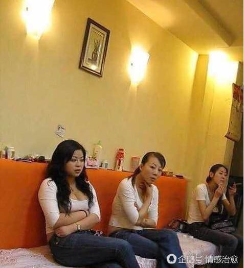 站街女解渴的方式和農民工無異只能吃西瓜