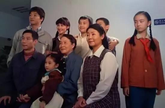 她是童星，和關曉彤一樣沒有長殘，如今是清華高材生