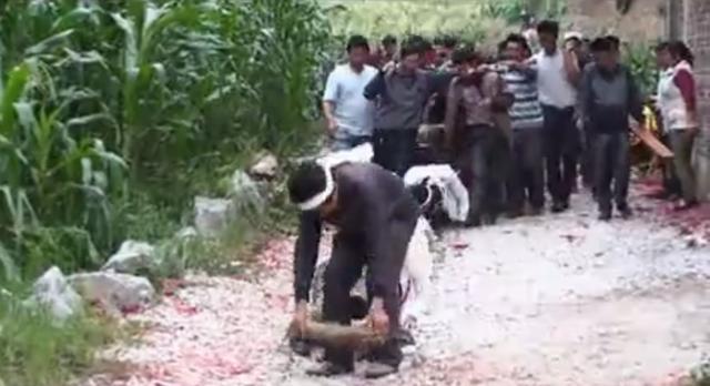 農村這怪異的土葬習俗,讓人感覺真折騰!