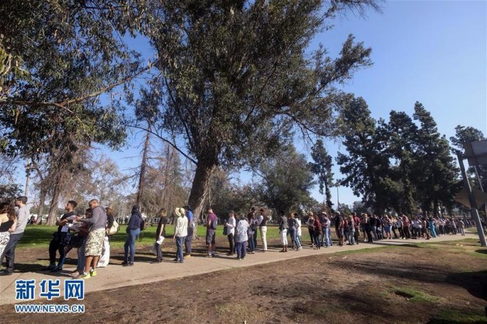 洛杉磯選民參加美國大選提前投票