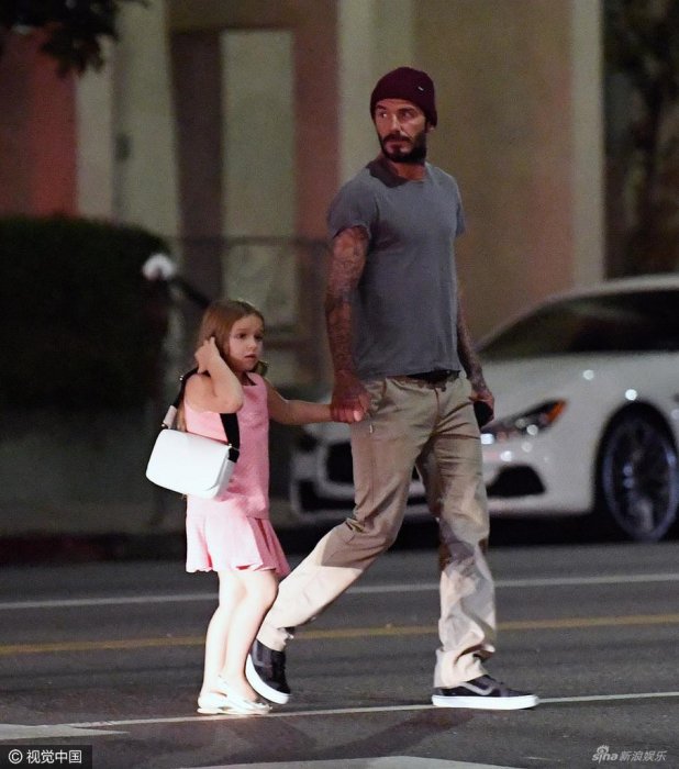 下地走！小七牽爸手過馬路 媽媽負責拎東西