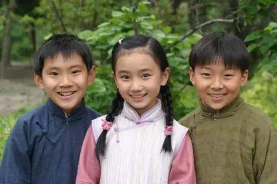 她是童星，和關曉彤一樣沒有長殘，如今是清華高材生