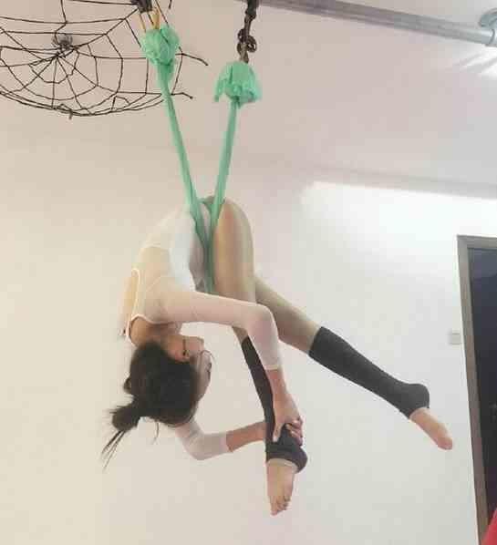 95後美女曬健身照 空中瑜伽盡顯身材