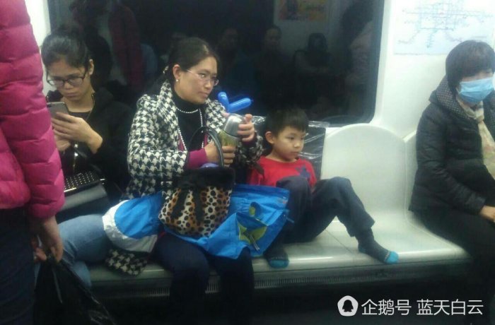 北京地鐵一母親當眾讓孩子脫鞋踩座椅 你怎麼看