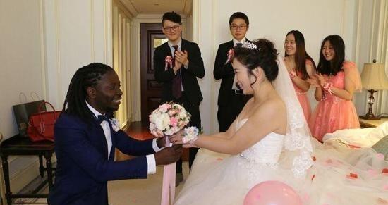 90後中國姑娘嫁非洲小伙，臉上洋溢著幸福的笑容