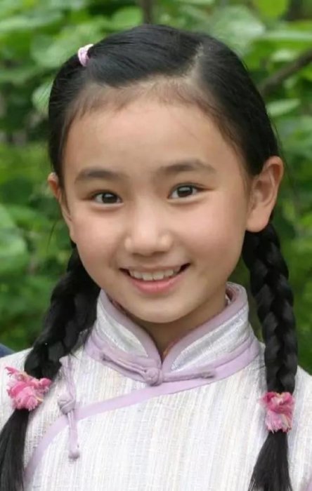 她是童星，和關曉彤一樣沒有長殘，如今是清華高材生