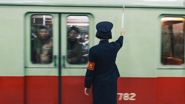 在朝鮮坐地鐵是什麼體驗：人們都很沉默，科幻電影般的色調和氛圍