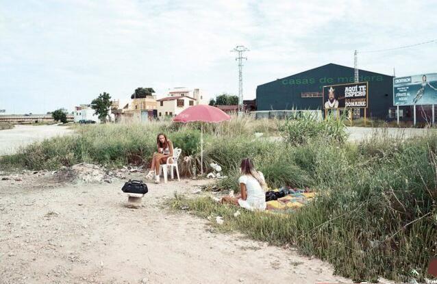 西班牙路邊的特殊工作者，在車內為客人服務