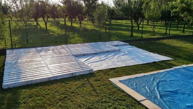 女子找來舊托盤改造一番,第二天自家後花園多個休閑空間