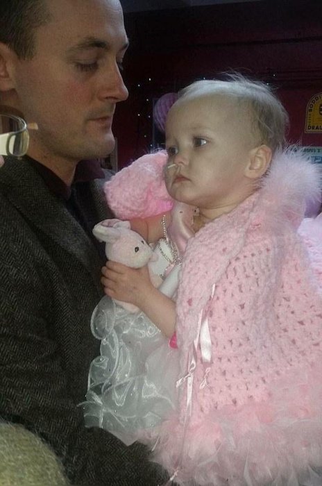 小女孩只能活兩天 父親為其辦婚禮