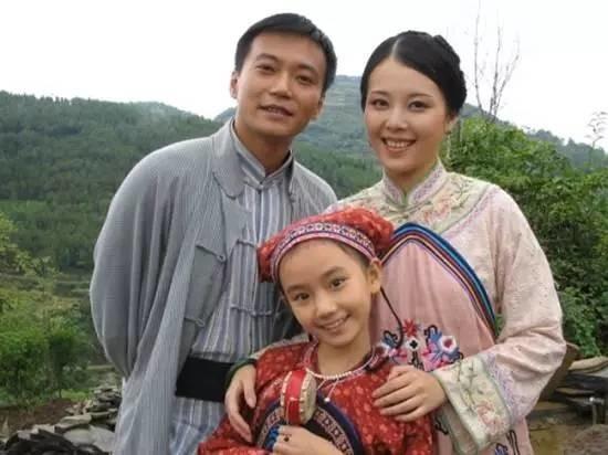 她是童星，和關曉彤一樣沒有長殘，如今是清華高材生