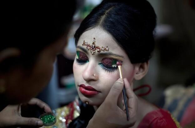 這個國家女孩早早出嫁,家長稱早結婚能避免性騷擾