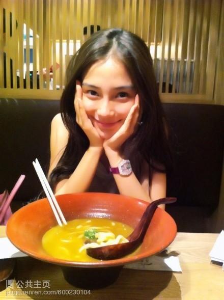 楊穎近照曝光，車內自拍嗮名牌包包，這臉有點像戚薇