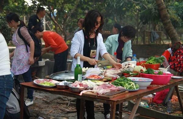 瞧呀，曾經的農村人變成城裡人到農村花錢過農家樂