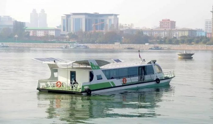 朝鮮太陽能遊艇開始運營 艇上有位孤獨的美女