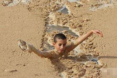 小男孩忽然跳入流沙中：下一幕所有人都為他點贊