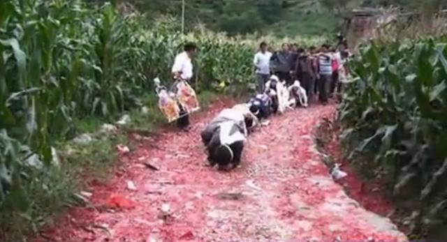 農村這怪異的土葬習俗,讓人感覺真折騰!