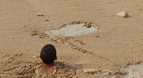 小男孩忽然跳入流沙中：下一幕所有人都為他點贊