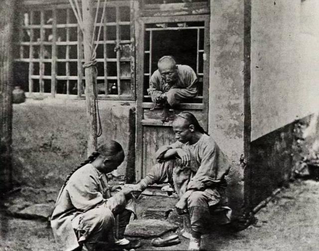 150多年前的中國，悠閑淡定的清朝官員，滿面微笑的地主婆