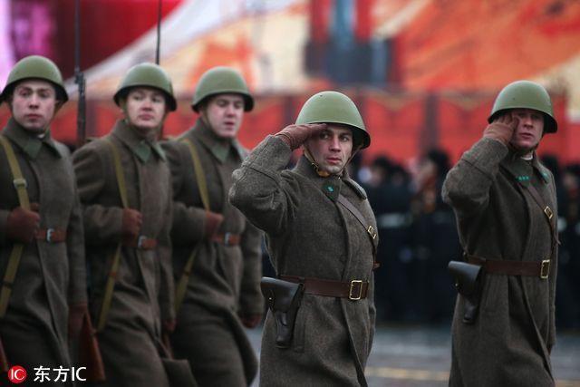 俄羅斯士兵扮蘇聯紅軍參加閱兵 紀念紅場閱兵75周年