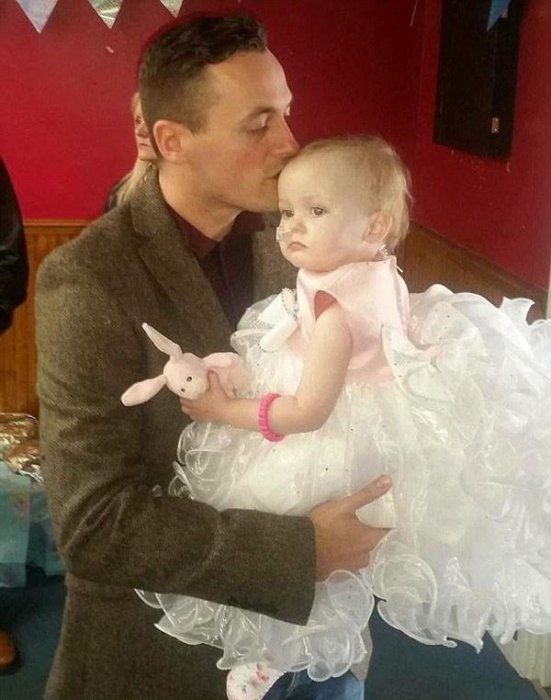 小女孩只能活兩天 父親為其辦婚禮