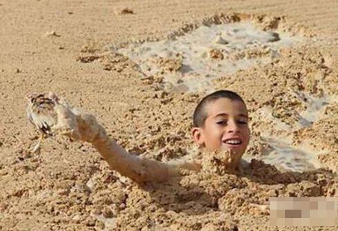 小男孩忽然跳入流沙中：下一幕所有人都為他點贊