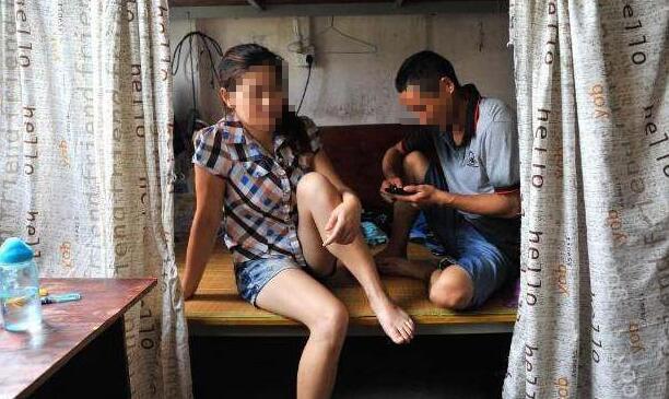 工地上的「夫妻床」，簡陋的毫無隱私可言