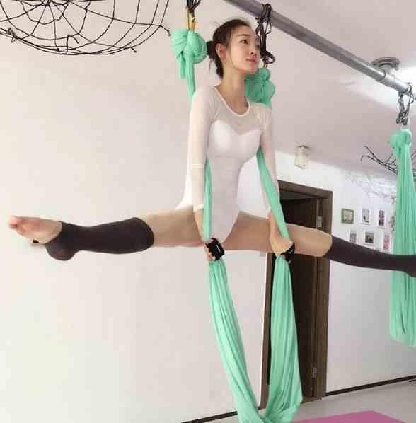 95後美女曬健身照 空中瑜伽盡顯身材