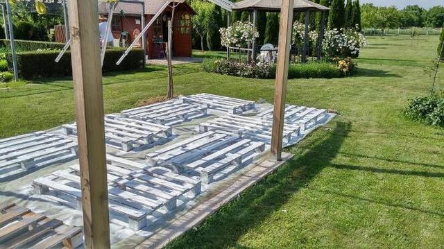 女子找來舊托盤改造一番,第二天自家後花園多個休閑空間