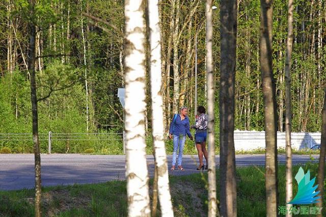 實拍白俄羅斯公路加油站徘徊女郎