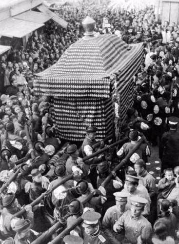 老照片：慈禧奢華送葬真實一幕，上百人抬棺材