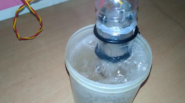 給兩把金屬勺子通電之後,天冷了也不需要開熱水器