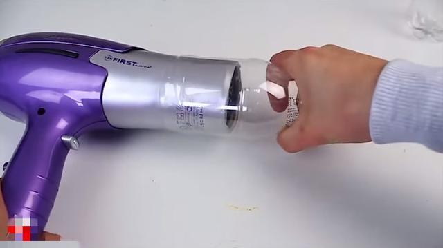 切開塑料瓶插在吹風筒上，乒乓球竟出現有趣的現象