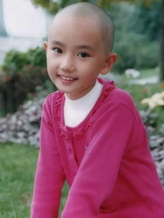 她是童星，和關曉彤一樣沒有長殘，如今是清華高材生