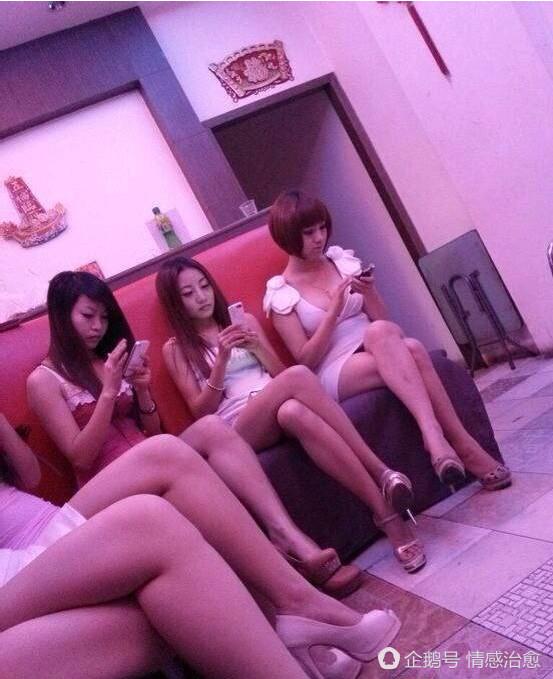 站街女解渴的方式和農民工無異只能吃西瓜