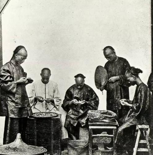 150多年前的中國，悠閑淡定的清朝官員，滿面微笑的地主婆