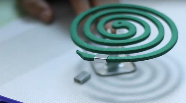 想要控制蚊香的燃燒長度,用一小塊的訂書釘就能實現