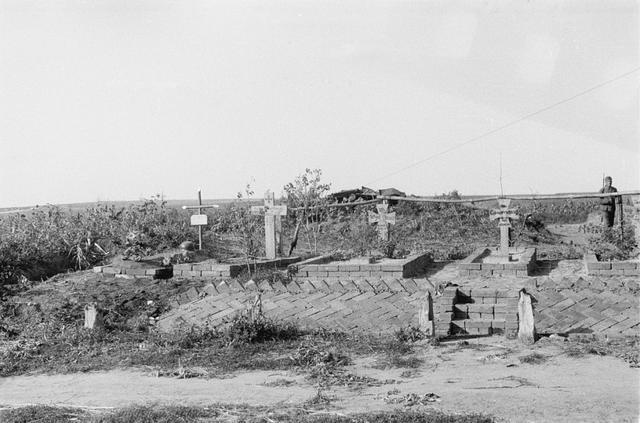 這些戰死的德軍算是幸運的，他們好歹還有一塊墓碑！