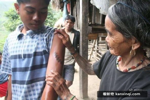 世界上最年長紋身師用鐵鎚荊棘紋身 比現在疼20倍