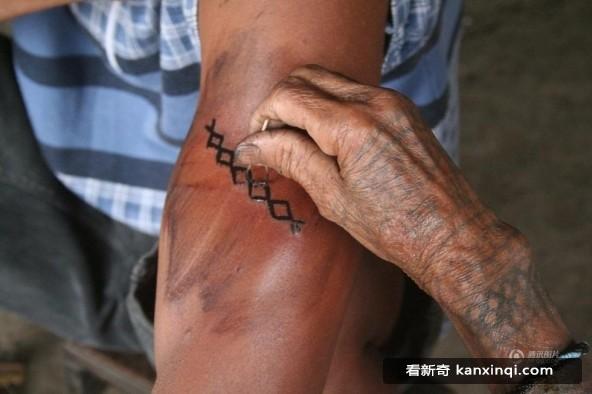 世界上最年長紋身師用鐵鎚荊棘紋身 比現在疼20倍